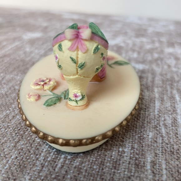 Willow Hall Victorian shoe trinket box - Picture 9 of 13
